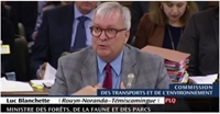 Le ministre des Forêts, de la Faune et des Parcs dit que les municipalités qui chargent des prix abusifs pour les rampes de mise à l'eau sont frauduleuses. Le ministre des Forêts, de la Faune et des Parcs dit que les municipalités qui chargent des prix abusifs pour les rampes de mise à l'eau sont frauduleuses.